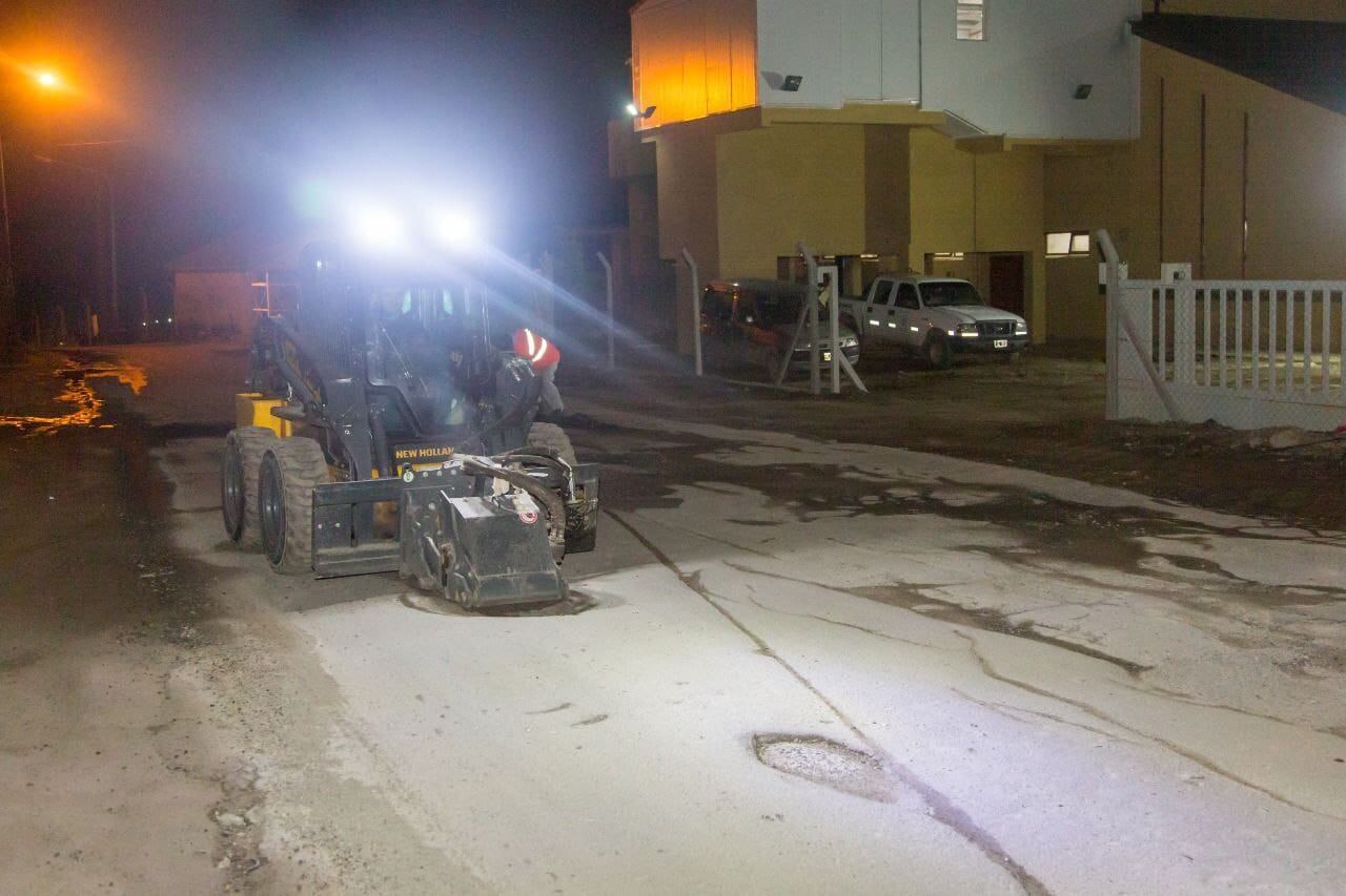 Para los trabajos se utilizaron asfalto frio y asfalto caliente, maquinarias y personal municipal.