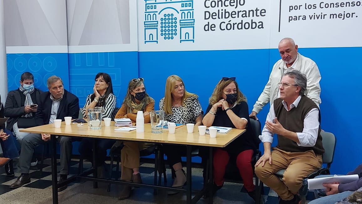 No pueden vivir por los ruidos: los vecinos se reunieron con concejales. (Gentileza Interbloque Juntos por el Cambio).