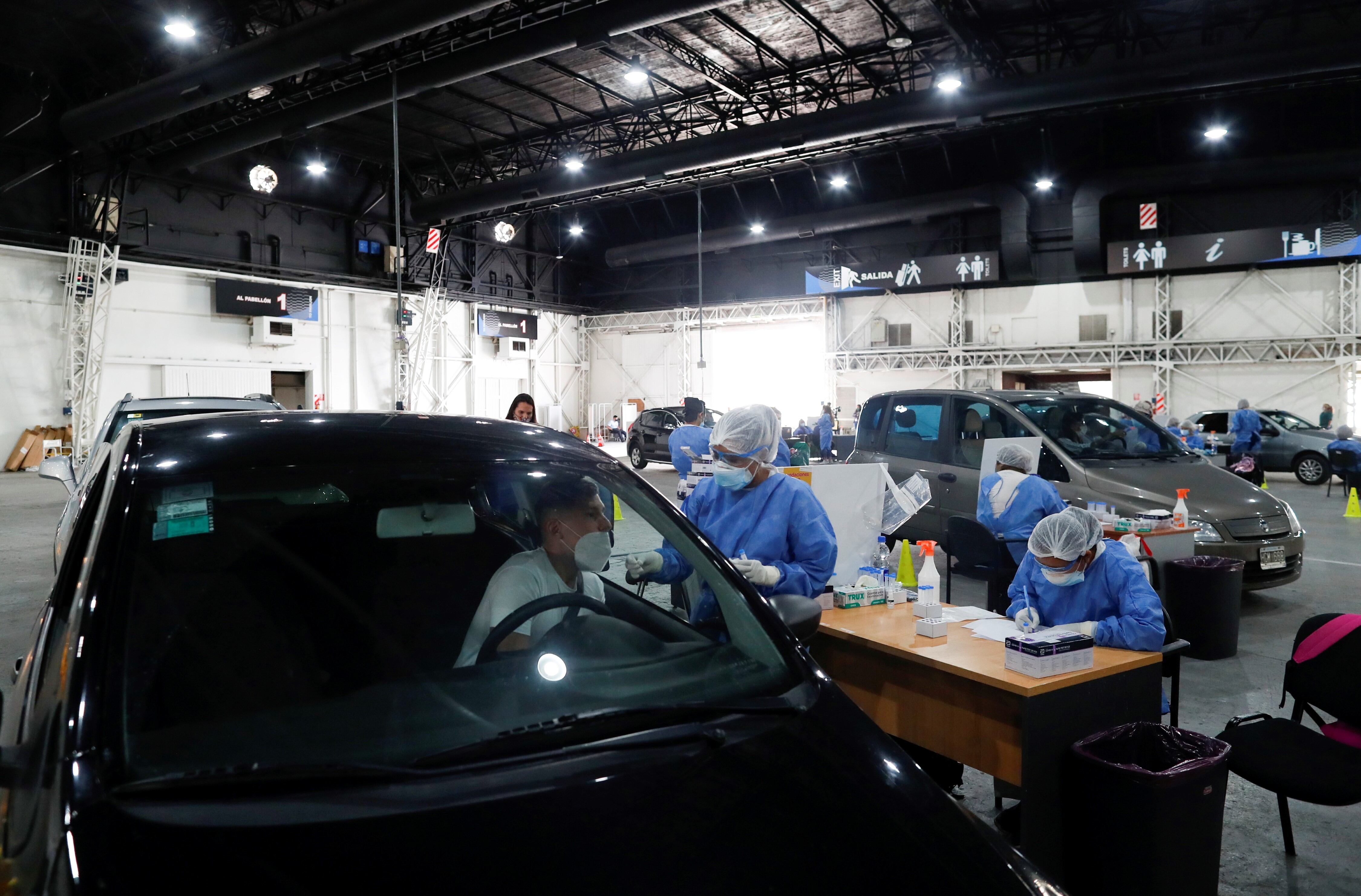 Un trabajador de la salud toma una muestra de coronavirus en Buenos Aires. (Foto: REUTERS / Agustin Marcarian)