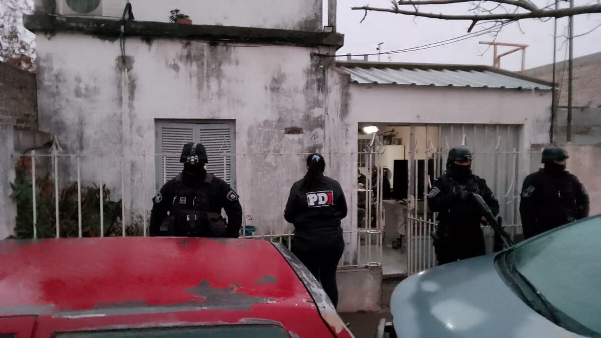 Intentó agredir a dos personas con una cuchilla y un arma de fuego: quedó detenido