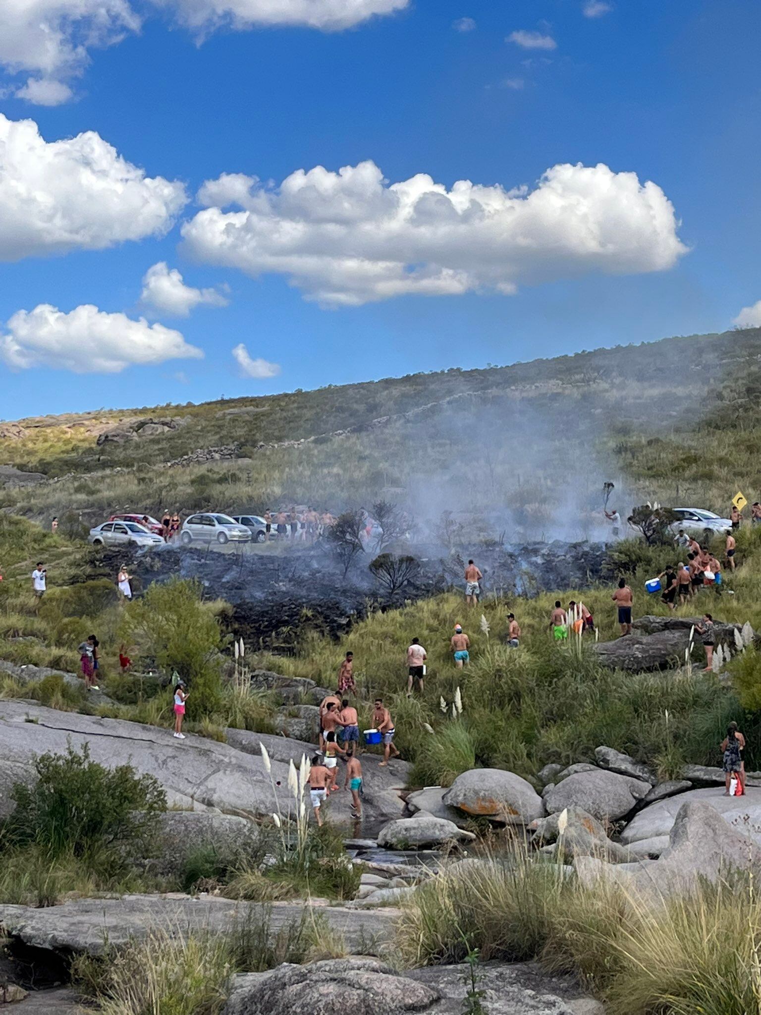 El fuego de una asado se extendió y provocó la queme de pastizales en Copina.