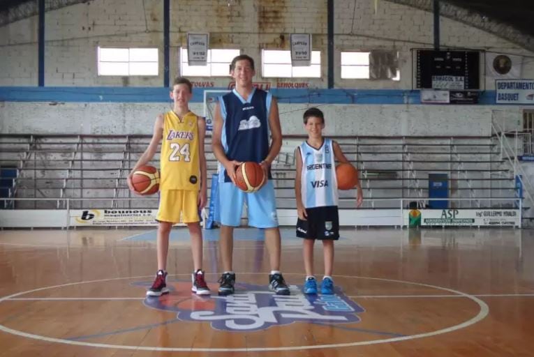 Felipe Minzer junto a su hermano Jeremías y su papá Paul.