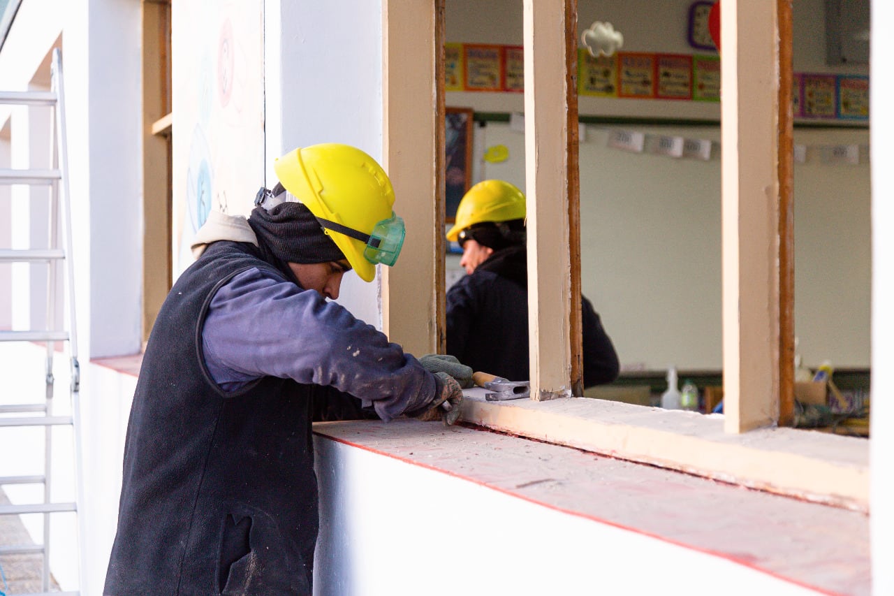 Destrabes de cañerías, reparación y recambio de artefactos y aberturas fueron algunos de los trabajos realizados.