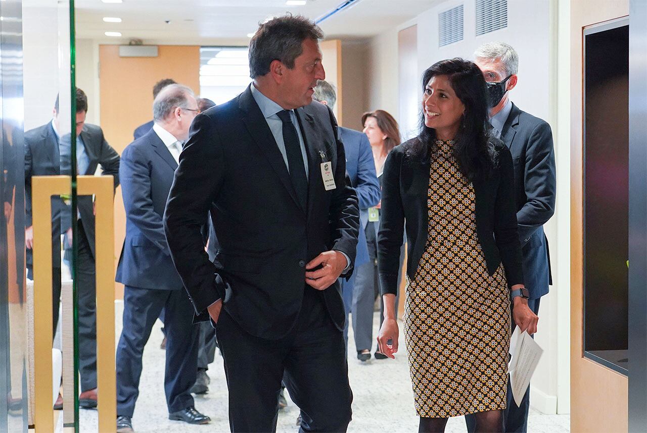 Sergio Massa junto a la subdirectora Gerenta del Fondo Monetario Internacional (FMI), Gita Gopinath.