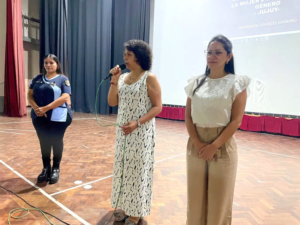 La presidenta del Consejo Provincial de Mujeres, la Igualdad de Género y el respeto a las Diversidades, Lourdes Navarro (al centro), abrió la capacitación en Ley Micaela dictada a egresados y egresadas del Instituto Universitario Provincial de Seguridad (IUPS).