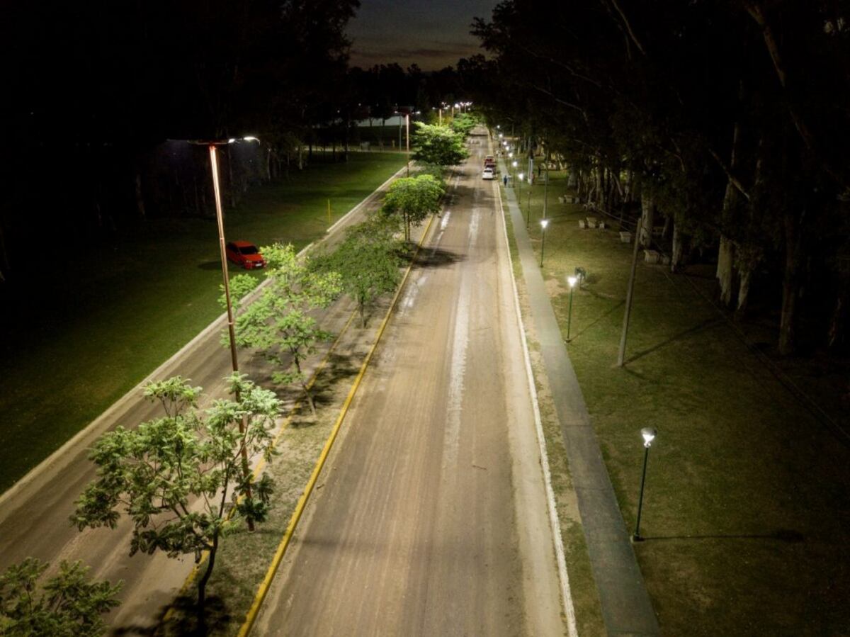 Cespal y Municipio iluminaron el Bv. Juan Perón en la Costanera de Arroyito