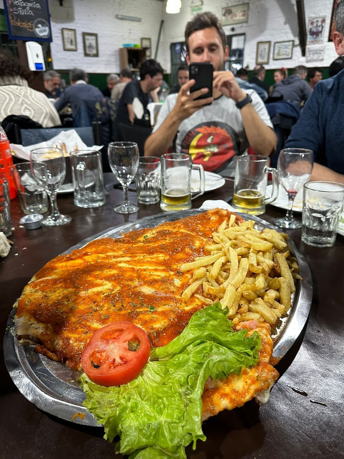 Fueron a una parrilla y encontraron “la milanesa más grande” de Argentina: alcanzó para 8 personas y sobró