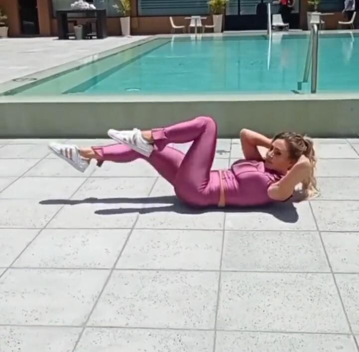 Adabel Guerrero entrenando al borde de la pileta