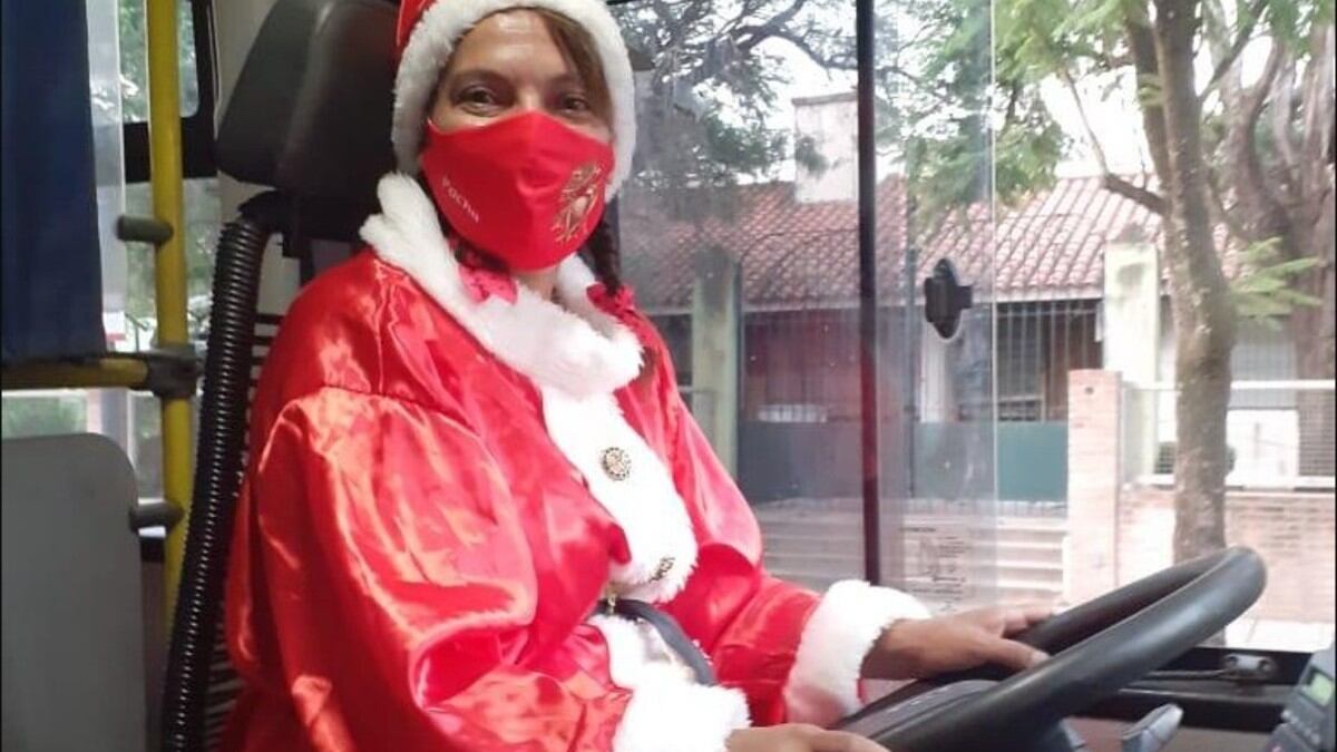 La “Mamá Noel” cordobesa que alegró el día a sus pasajeros