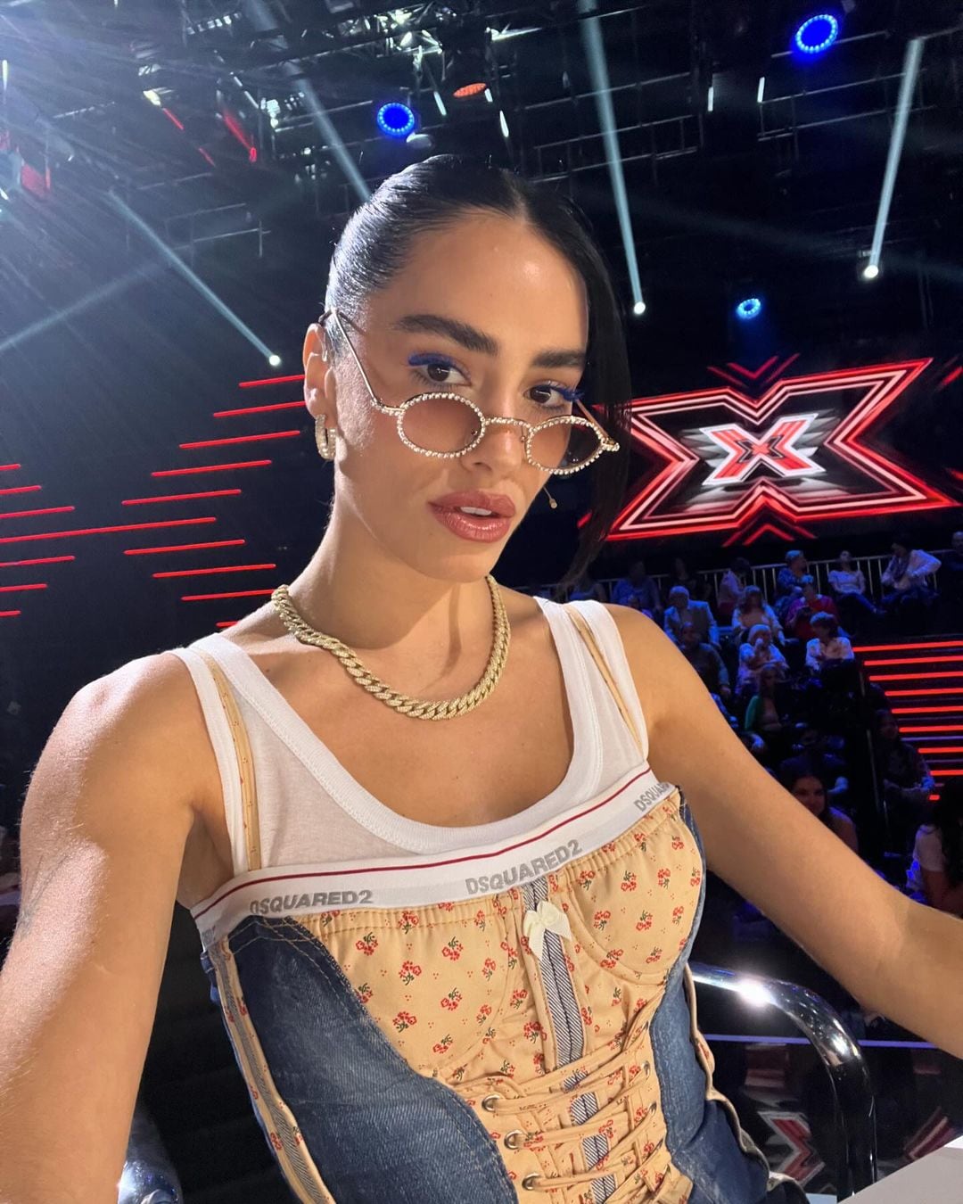 Corset y denim: Lali brilló con un look noventero en Factor X de España