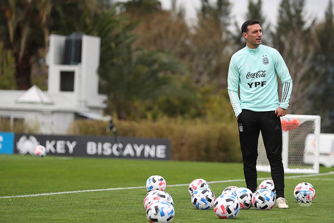 Lionel Scaloni se quedará unos días en el país para definir la próxima lista de la Selección Argentina.