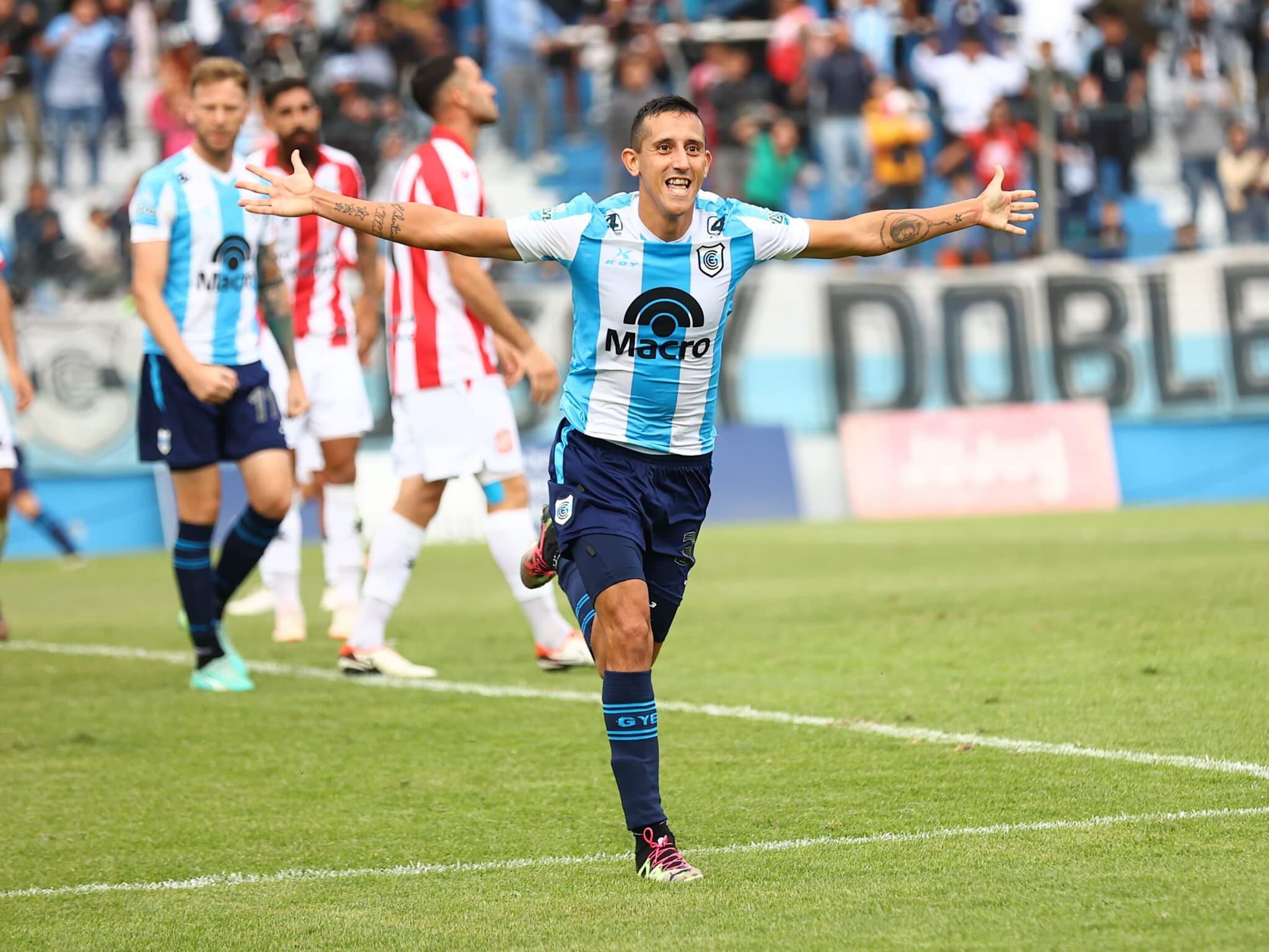 Emiliano Endrizzi festeja el primer gol del partido que encaminó la victoria albiceleste en la reanudación del torneo de la Primera Nacional de la AFA.