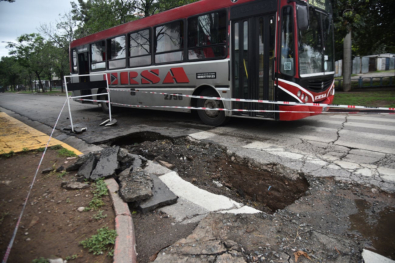 Socavón sobre calle Celso Barrios y Ricardo Musso.
