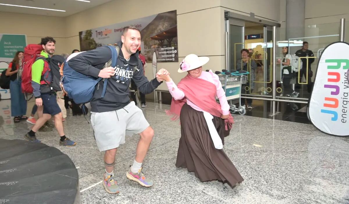 El Ministerio de Turismo y Cultura de Jujuy recibió a los primeros turistas del año en el Aeropuerto Internacional "Gobernador Horacio Guzmán".