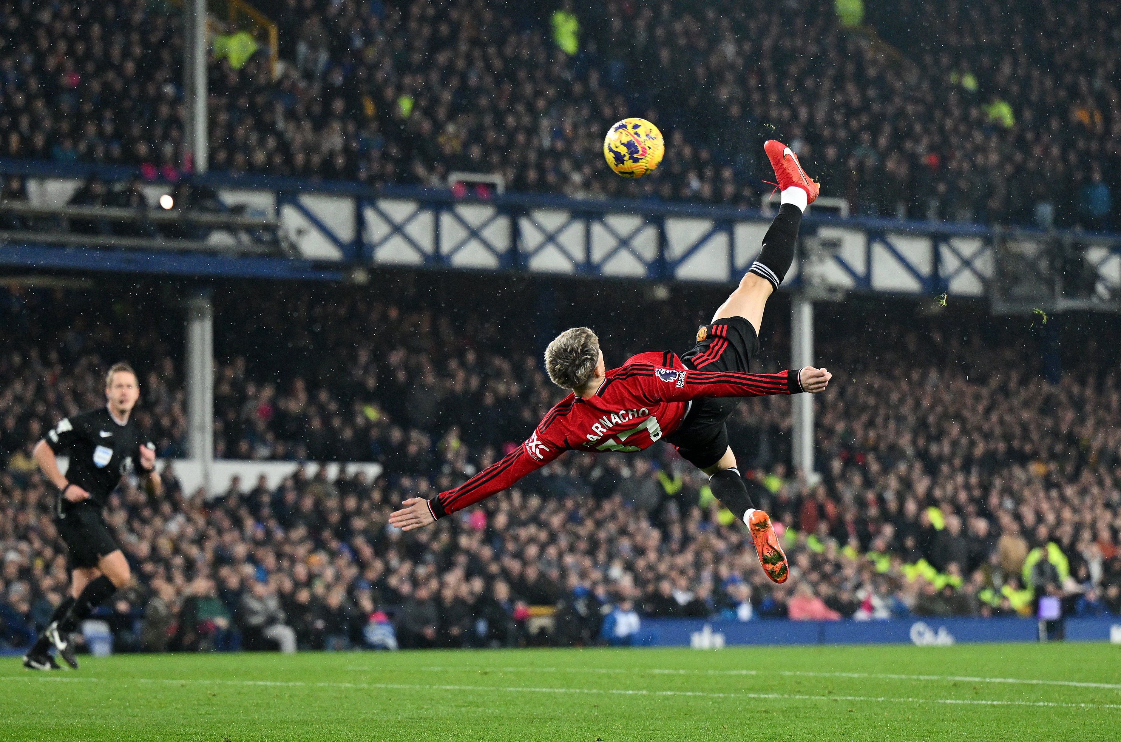 El delantero argentino, Alejandro Garnacho, convirtió un golazo en el triunfo del Manchester United ante Everton.