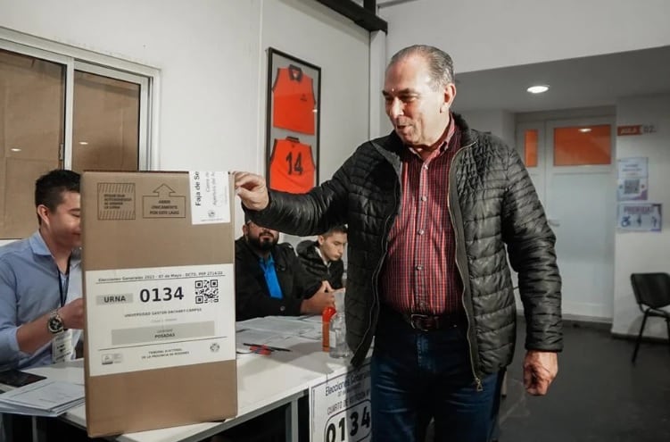 El actual intendente de Posadas, Leonardo “Lalo” Stelatto emitió su voto.