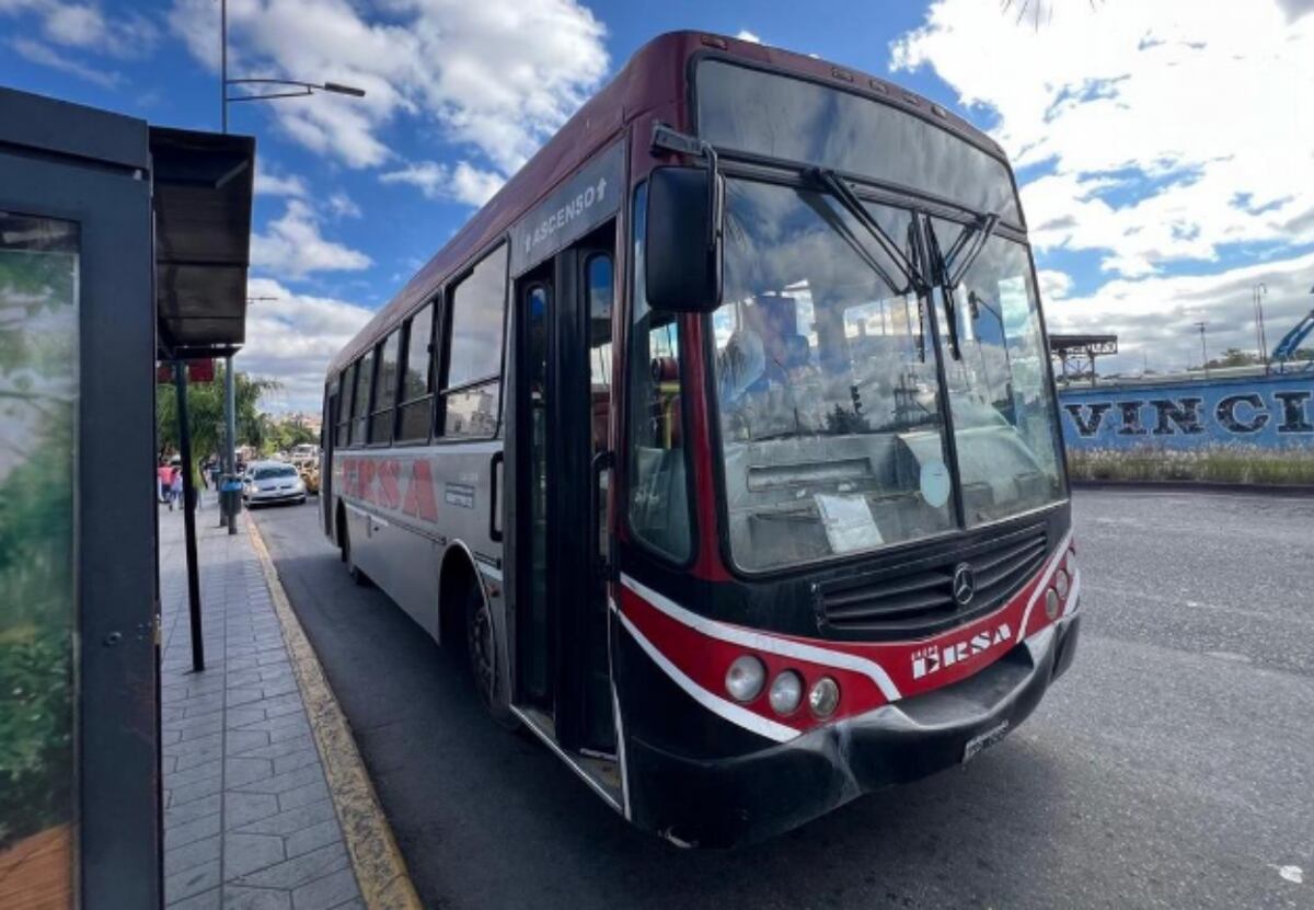 Se descompensó y murió arriba de un colectivo en Córdoba: lo que se sabe