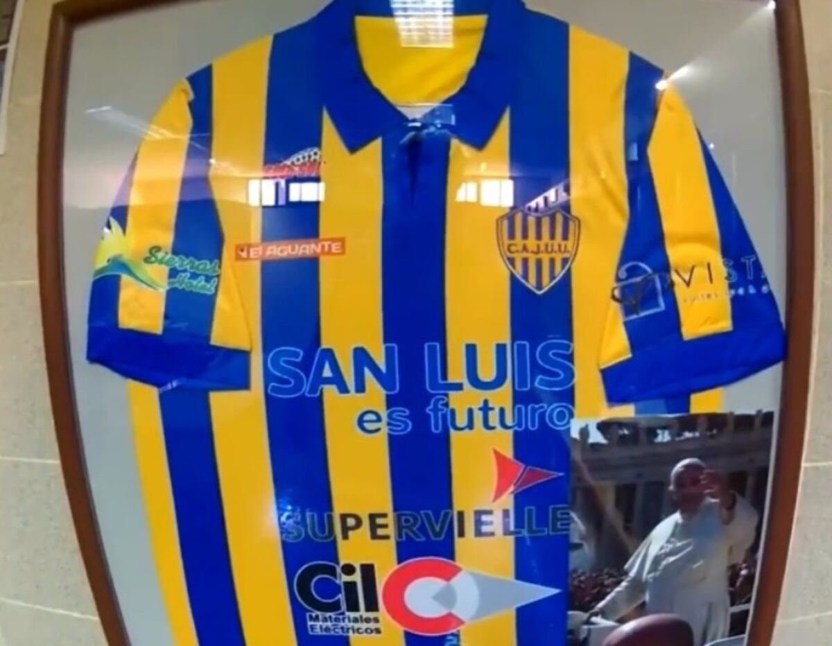 Robaron en San Luis una camiseta de fútbol bendecida por el Papa Francisco