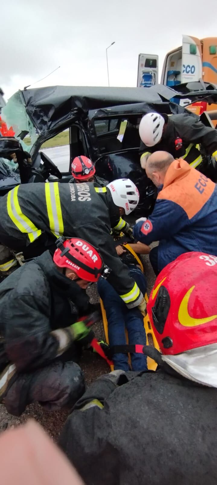 Personal de bomberos, Policía y servicio de emergencias trabaja en el lugar.