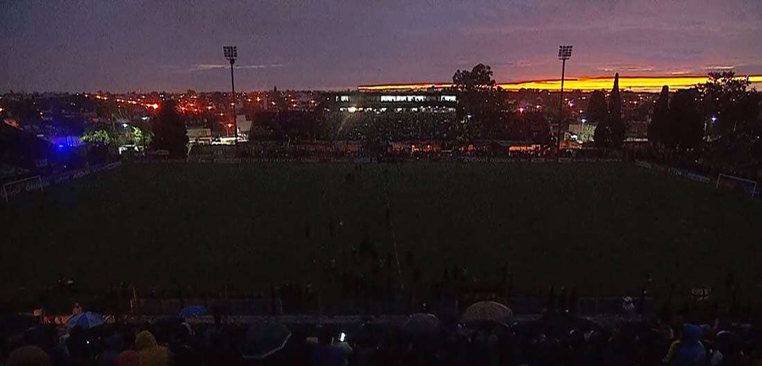 Almirante Brown Independiente Rivadavia suspendido por falta de luz.