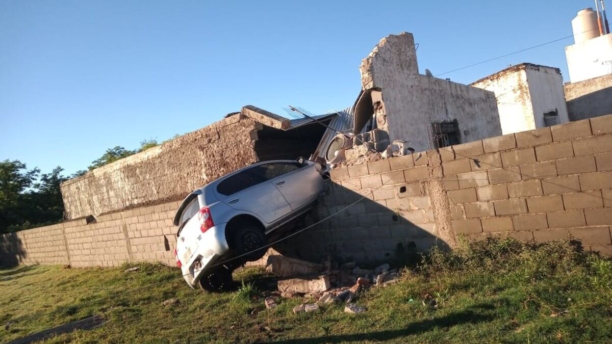 Villa María: incrustó su auto en una tapia