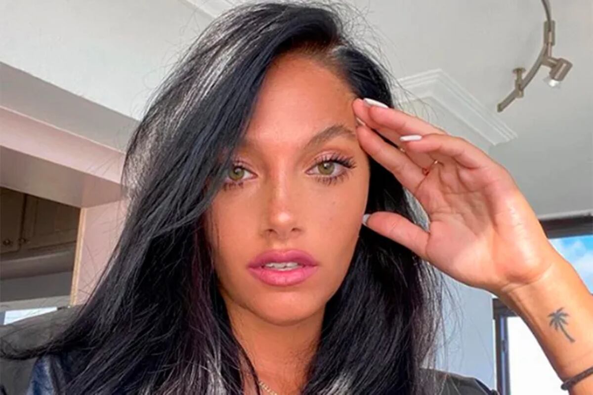 Oriana Sabatini hizo arder las redes con un vestido encorsetado con una abertura en la falda