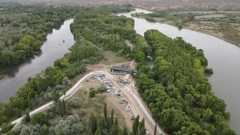 En La Península Hiroki se puede ver la unión del río Neuquén con el Limay, creando el río Negro.