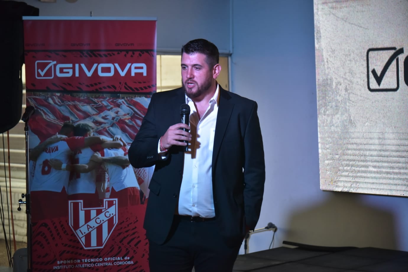 Juan Manuel Cavagliatto, presidente de Instituto, en la presentación de la nueva camiseta. (Facundo Luque / La Voz).