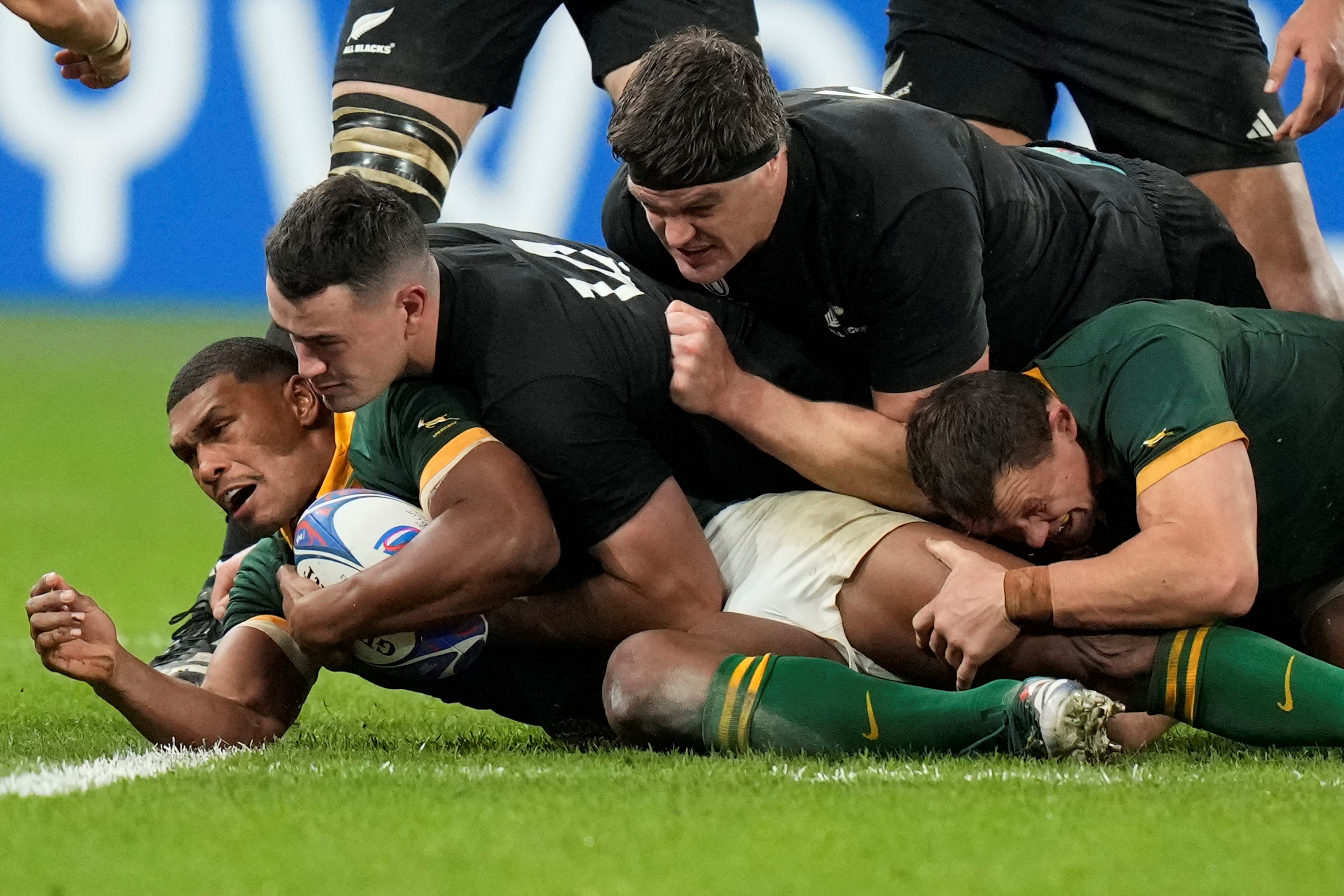 Sudáfrica y Nueva Zelanda, en la final del Mundial de Rugby, en París, Francia. (AP)