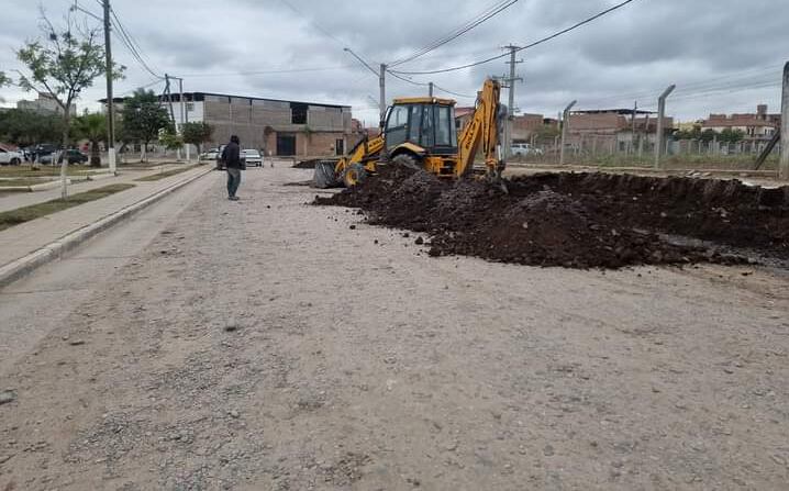 En una de las calles de la ciudad de Perico ya se trabaja para aplicar el pavimento fabricado por plástico reciclado.