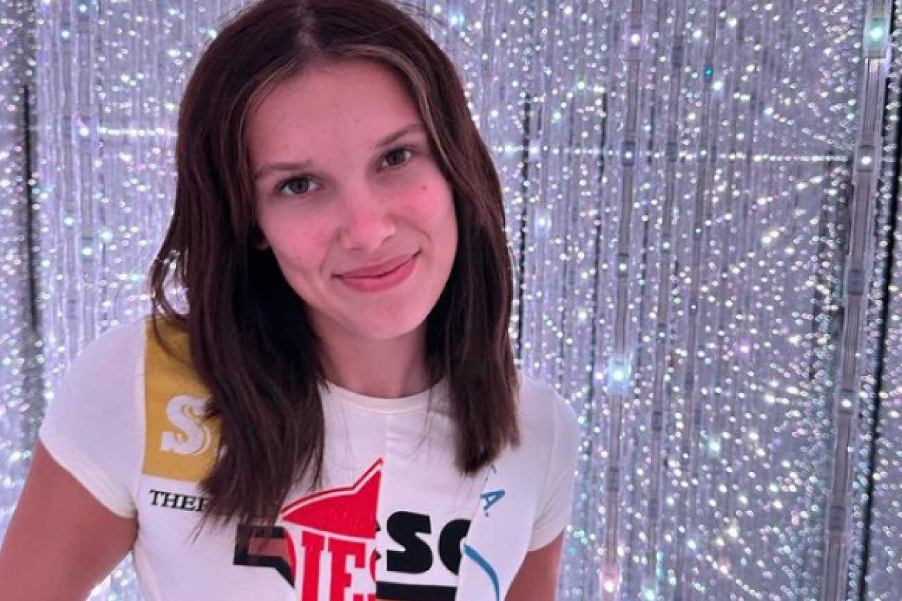 Millie Bobby Brown paraliza la Navidad con una microbikini muy osada