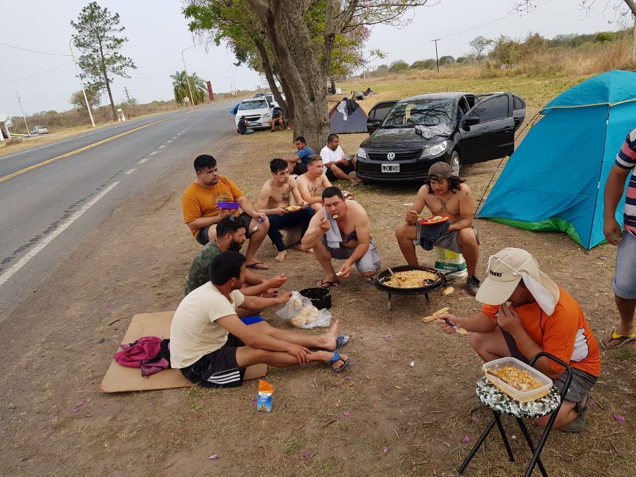 Así tenían que vivir los formoseños que quedaron varados en la ruta y no podían ingresar a la provincia en 2020.