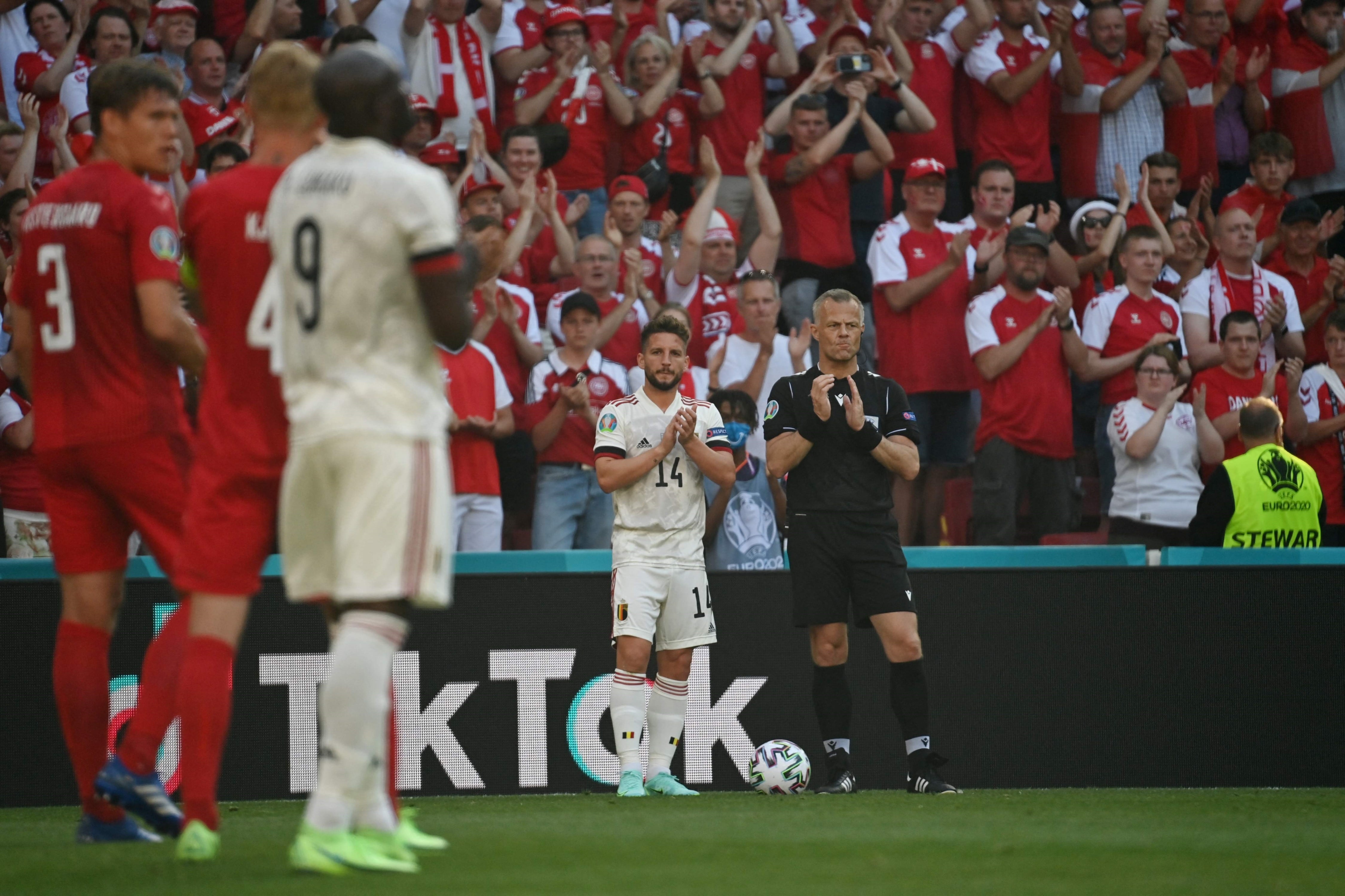 Los homenajes hacia la recuperación de Christian Eriksen en el partido entre Dinamarca y Bélgica.