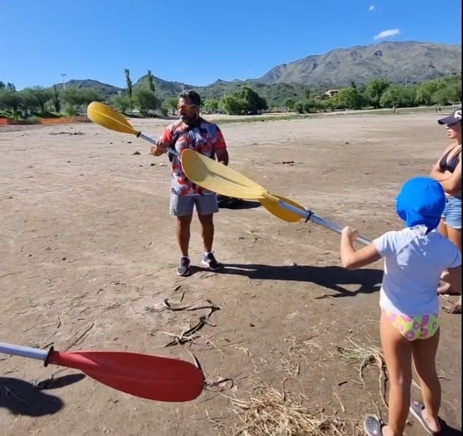 Escuela de Canotaje de Potrero de los Funes, donde se puede realizar SUP. El profesor enseñándole a las y los más peques.