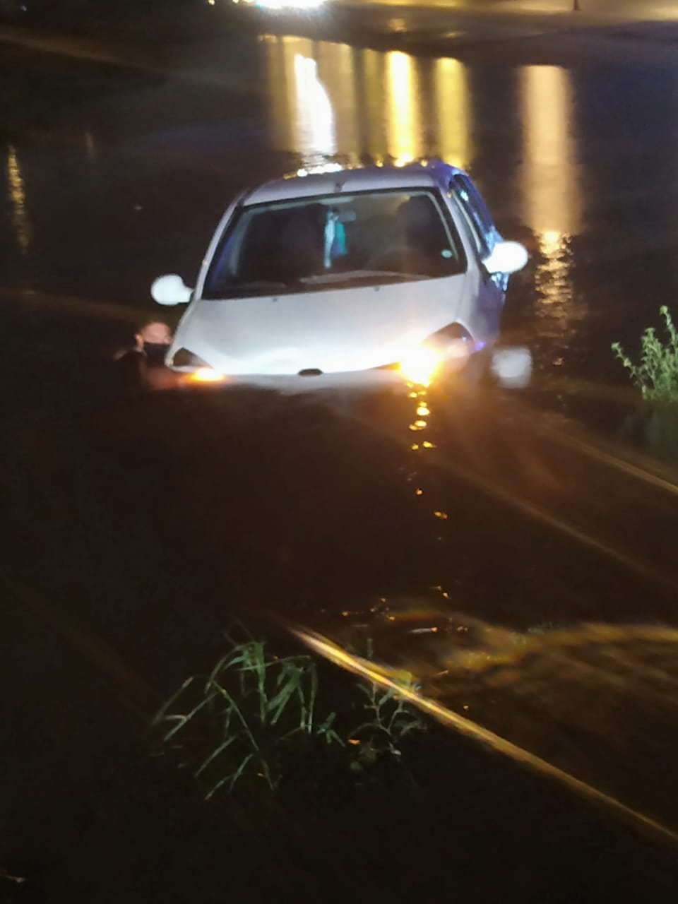 Intensas precipitaciones en La Rioja provocaron el desborde de agua en las calles y afectó a varios autos