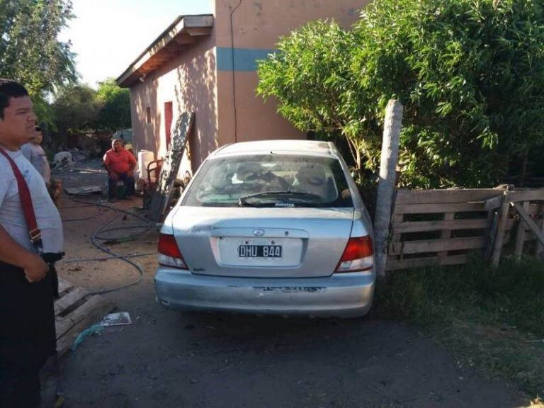 Un joven resultó herido luego de que un auto se estrellara contra su casa