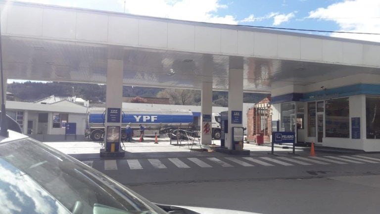 filas de autos por falta de combustible en Esquel.