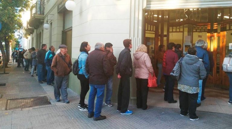 Largas colas en el ingreso a los bancos. (Vía Santa Rosa)