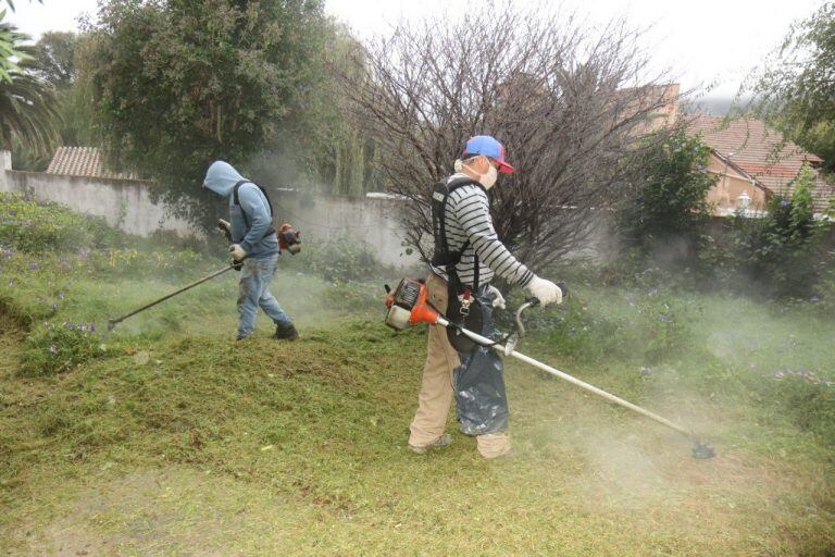 Desmalezan terrenos en Villa Carlos Paz, (Foto: prensa municipal).