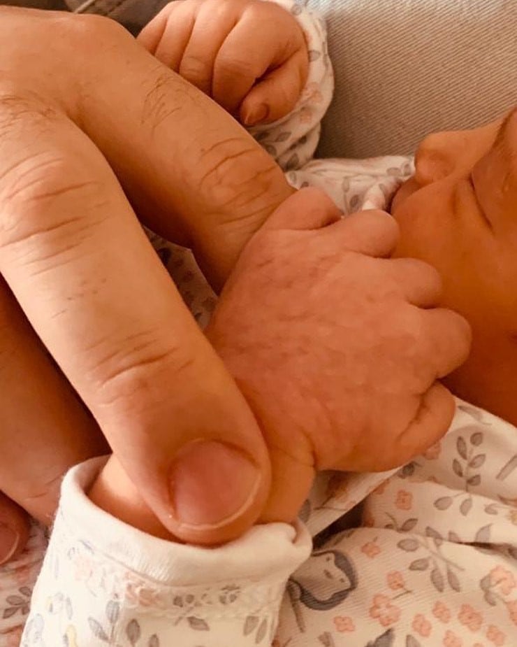 Darío Barassi con su hija recién nacida, en junio de 2019.