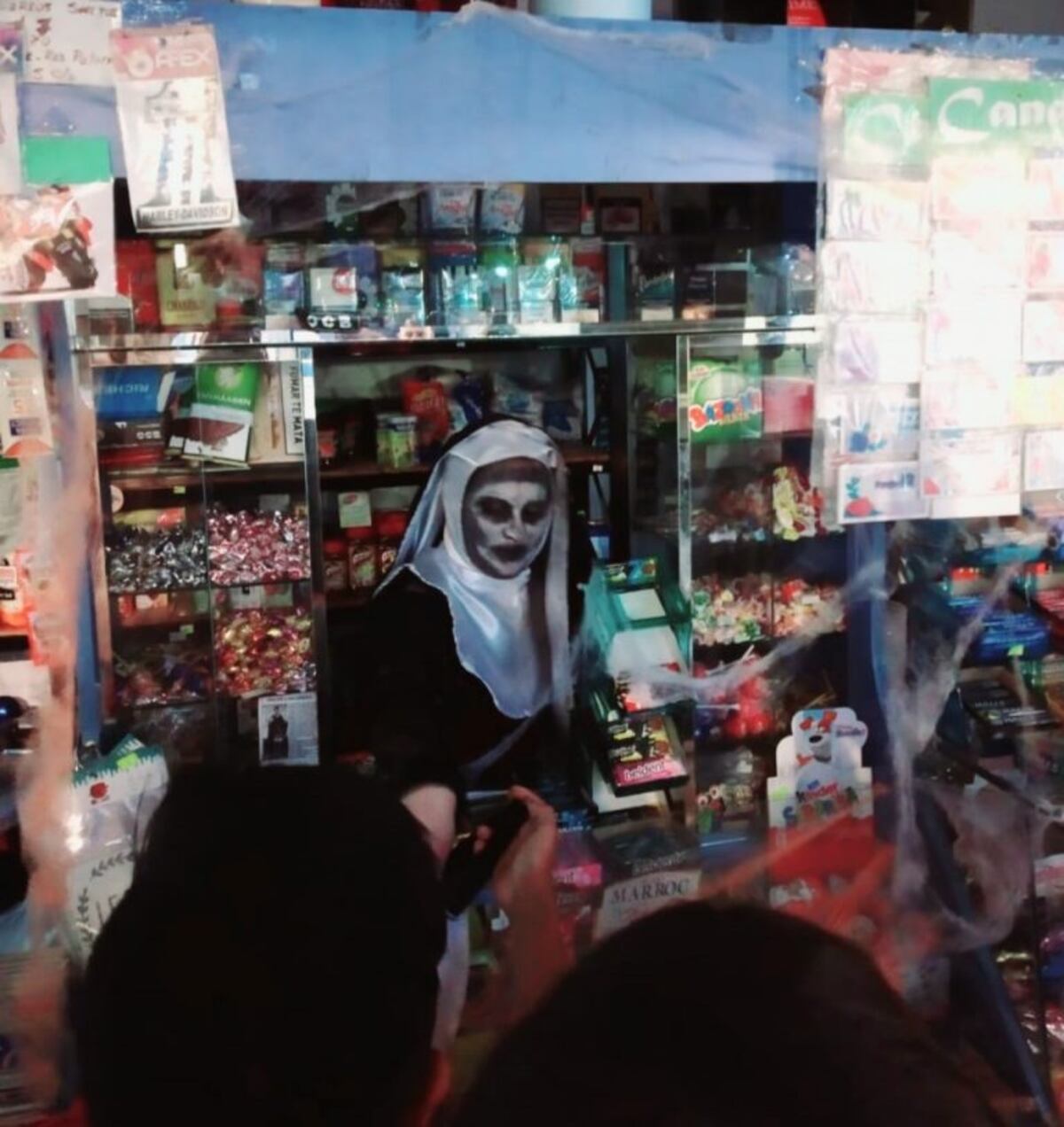 Carlos Paz: atendió su kiosco disfrazada para Halloween y su imagen se hizo viral