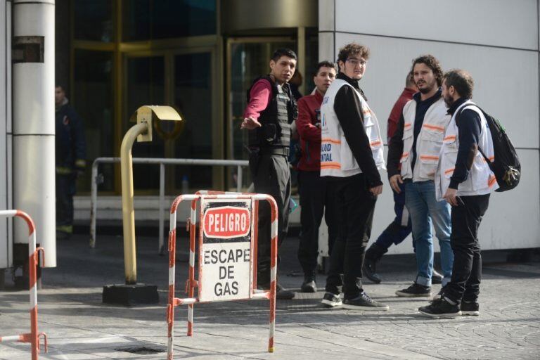 Escape de gas en el edificio Fortabat: 10 personas fueron hospitalizadas. (Andres Delia)