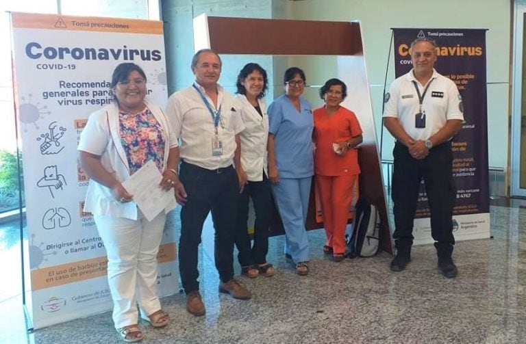 El equipo de trabajo apostado en el aeropuerto "Gobrnador Horacio Guzmán" de Perico.