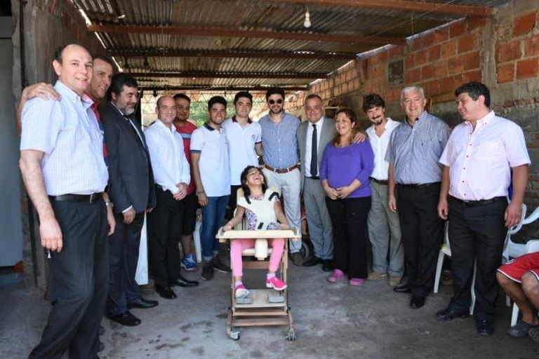 Los estudiantes, sus profesores y autoridades provinciales visitaron a la niña (Municipalidad de Tafí Viejo)