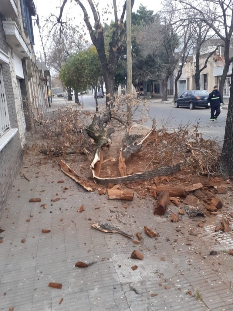 El choque y vuelco ocurrió en Santa Fe y Carriego. (Radio 2)