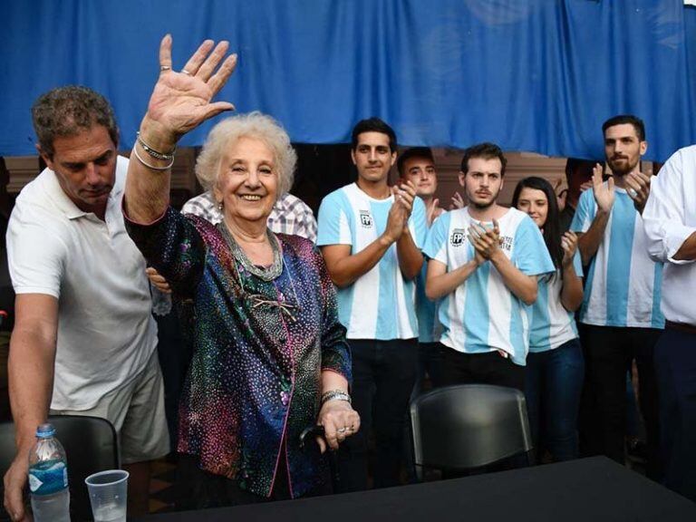 Estela de Carlotto valoró el gobierno de Mauricio Macri y llamó a los jóvenes a seguir luchando por la verdad y la justicia.