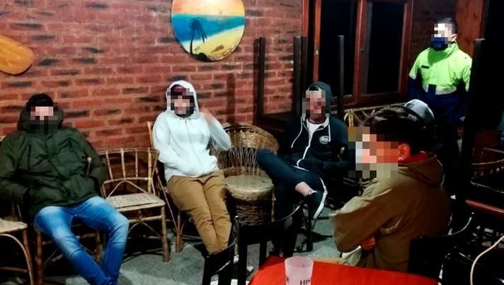 Unas 24 personas, entre jóvenes y adultos, se congregaron en una casa para participar de una fiesta.cia