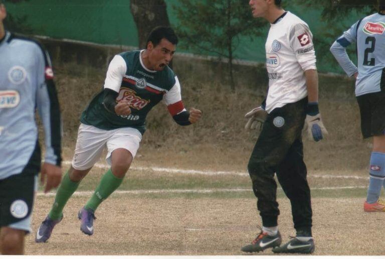 El grito de gol. Un gesto que se repite en Carlos Zelarayan que lleva cerca de 400 goles convertidos en su extensa carrera futbolística