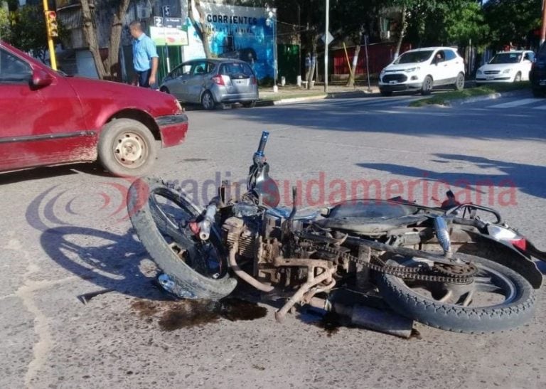 Un grave accidente de tránsito terminó con un motociclista internado. (Foto: Radio Sudamericana)