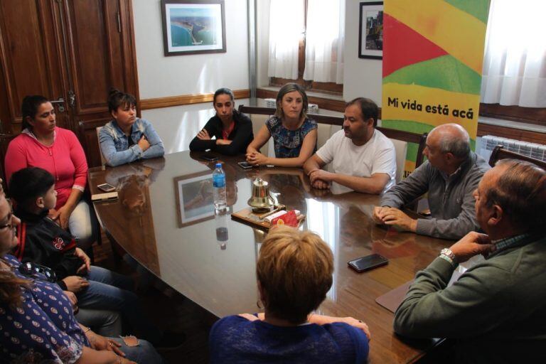 Madres de la Escuela Nº 5 se reunieron con el Intendente Sánchez (prensa)